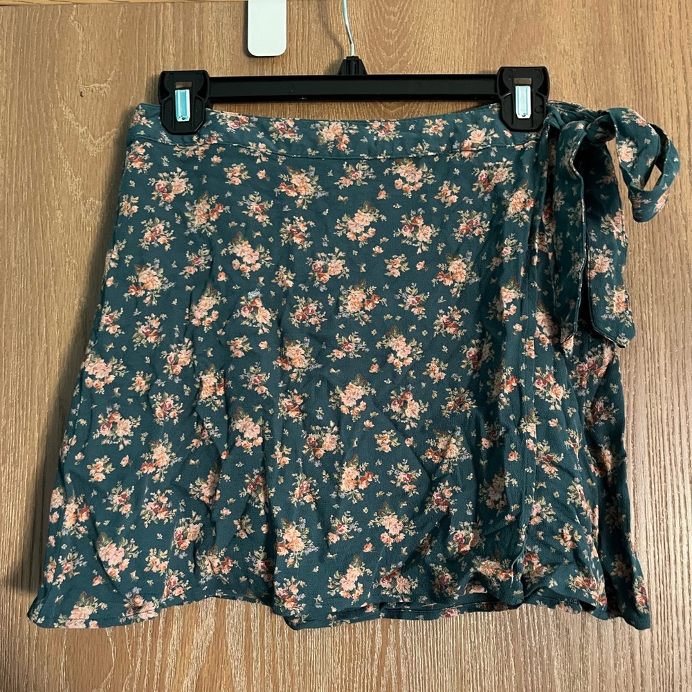 American eagle mini wrap skirt. Size medium. Teal with salmon flowers printed